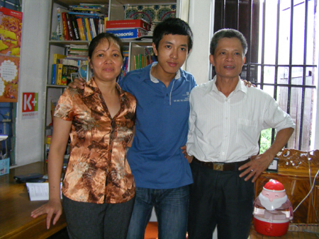 Hoàng Xuân Tuấn Anh và bố mẹ.