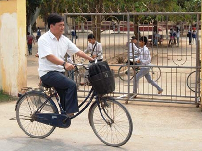 15 năm nay, dù thiếu hai bàn chân và nửa cánh tay trái, thầy Đào Thanh Hương vẫn hàng ngày đạp xe đi dạy học.