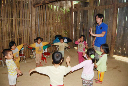 Thầy Chuyên và những học trò nhỏ của mình.