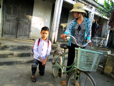 Dù bị tật nguyền nhưng em Trần Bá Quân luôn nỗ lực vươn lên trong học tập.