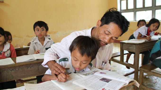 Hơn 20 năm qua, thầy Bằng vẫn cắm bản dạy chữ cho học sinh ở vùng biên Tây Giang, Quảng Nam - Ảnh: Đ.Cường