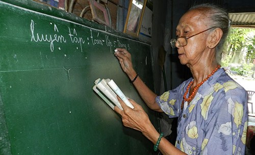 Dù đã ngoài bảy mươi nhưng hằng ngày bà Nông Na Nương vẫn dạy cho học sinh nghèo - Ảnh: Đ.Vịnh