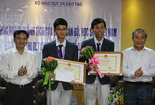 Vũ Xuân Trung (áo đen bên trái) - thành viên nhỏ tuổi nhất đoàn học sinh Việt Nam tham dự kỳ thi Olympic Toán quốc tế. Ảnh: Lê Minh.