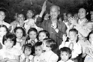 Bác Hồ vui Tết Trung thu với các cháu thiếu nhi Hà Nội năm 1958