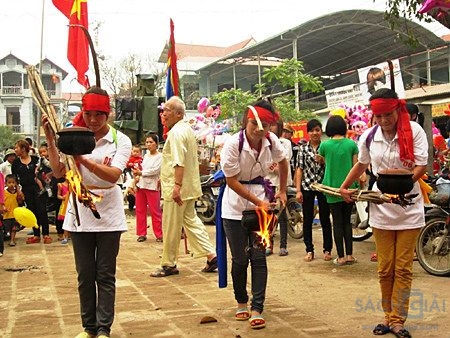 Giới thiệu một lễ hội dân gian mà em yêu thích. (Lễ hội nấu cơm thi ở Hương Canh – Vĩnh Phúc)