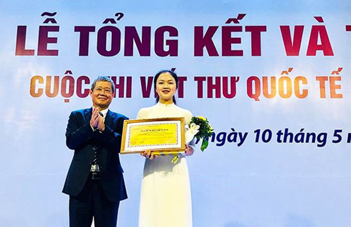 Em Nguyễn Thị Mai, học sinh lớp 10K, trường THPT Nam Sách, Hải Dương