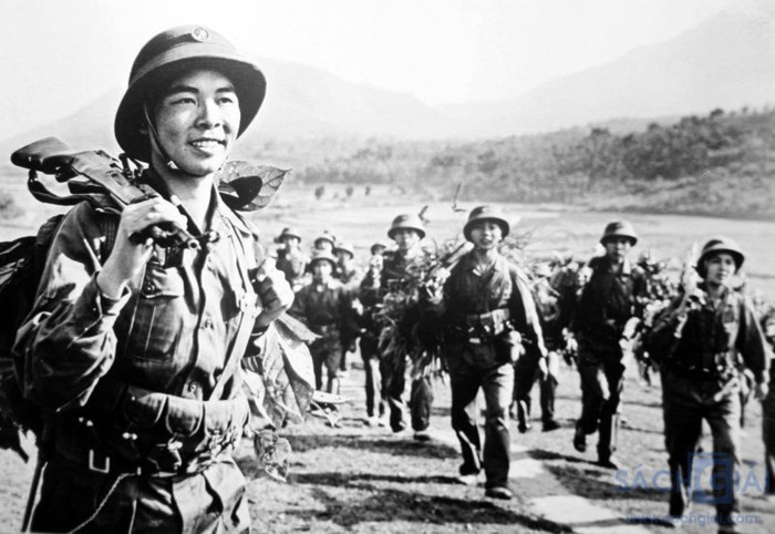 So sánh hình ảnh người lính trong hai bài thơ Đồng chí của Chính Hữu và